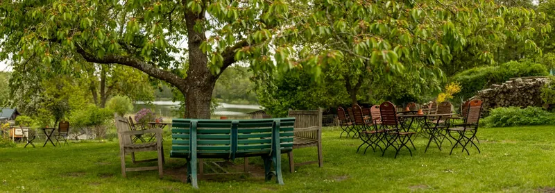 Sitzplätze unter dem Kastanienbaum im Garten am Ankersee