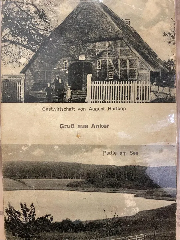 Historische Postkarte aus Anker mit der Hofstelle und einem Blick über den See